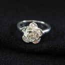 Anel flor detalhe cravejado