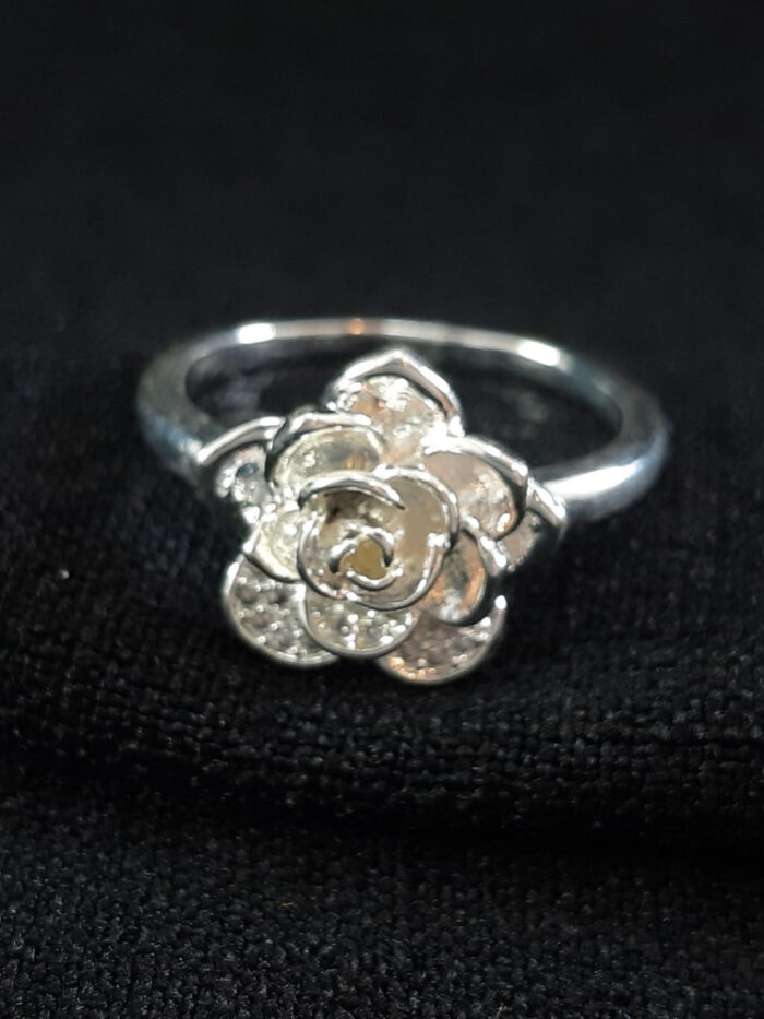 Anel flor detalhe cravejado