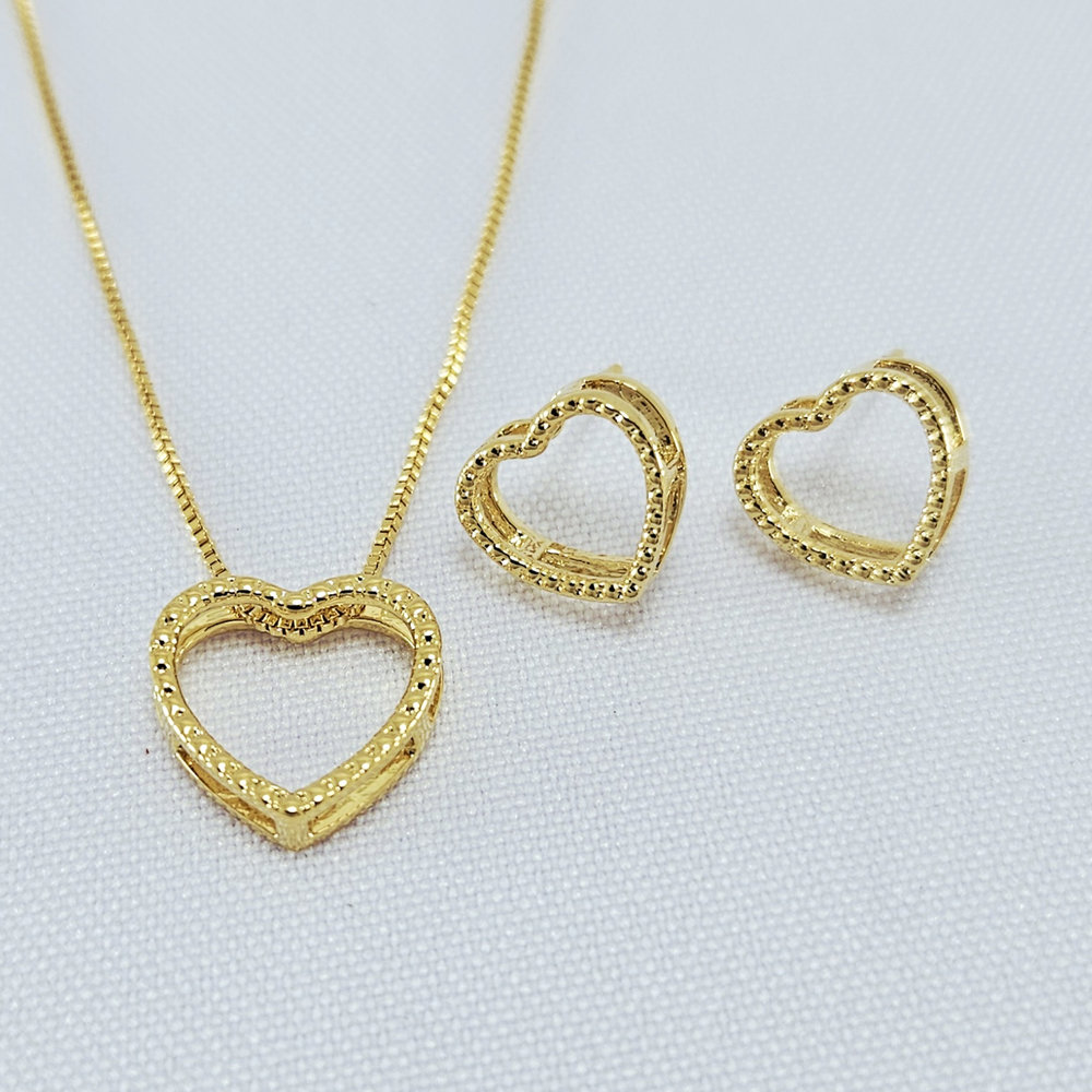 Conjunto formato coração borda detalhado