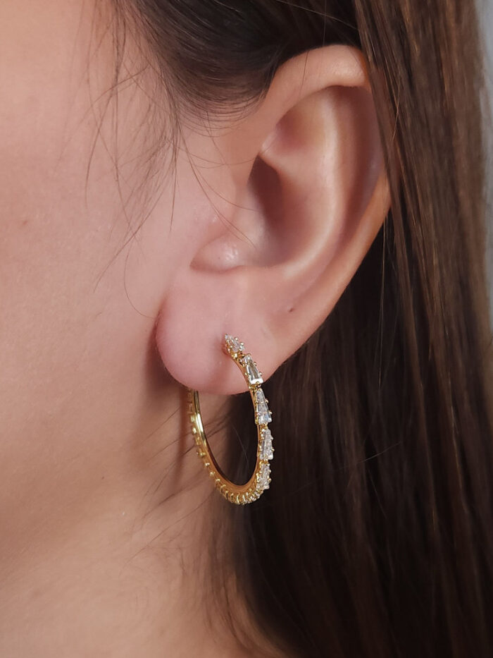 Argola com fio em strass e pedras triangulares de zircônia