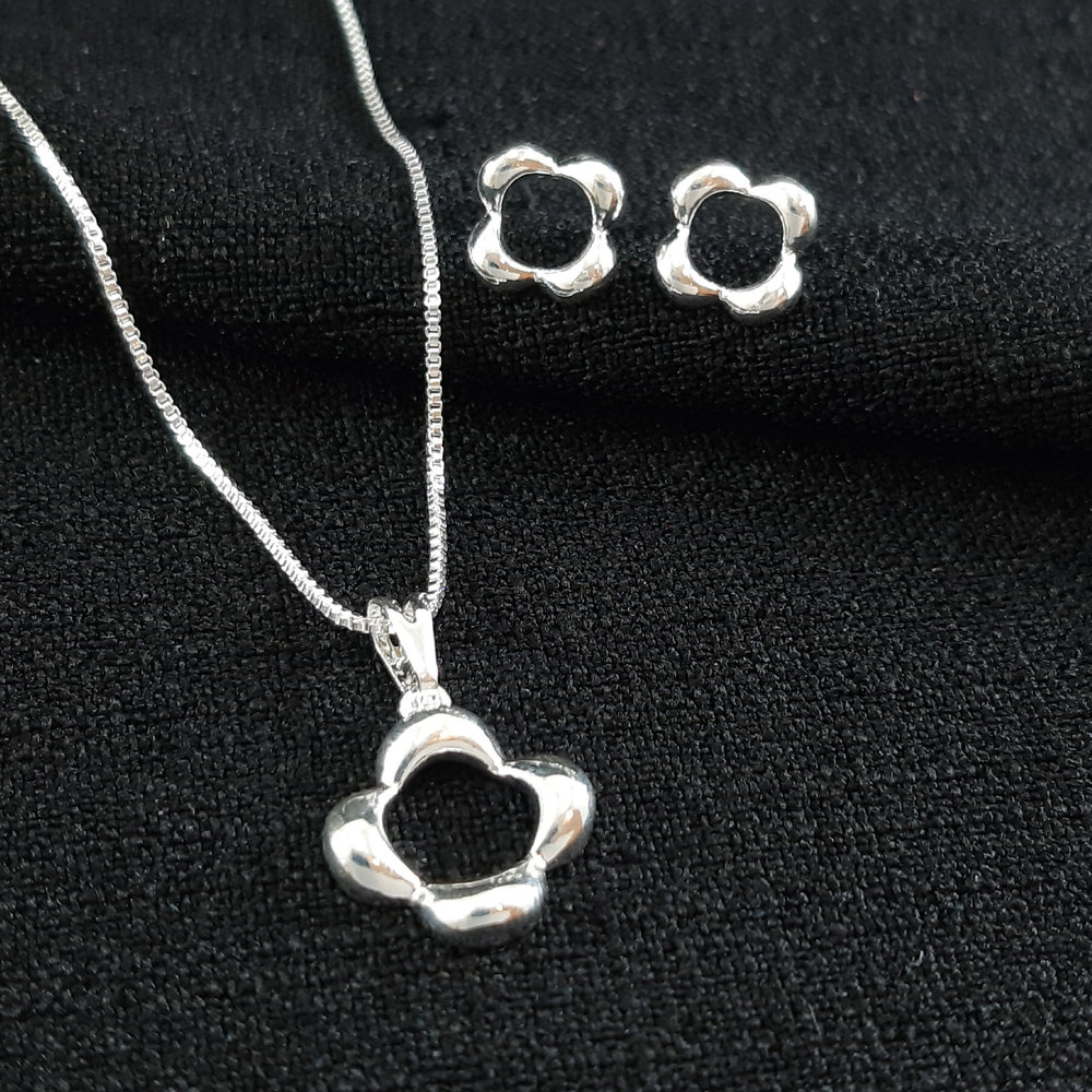 Conjunto formato trevo vazado