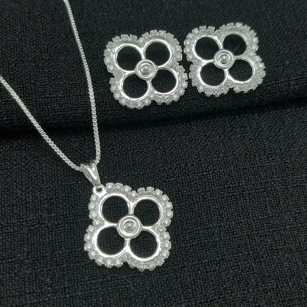 Conjunto flor vazado com pedras