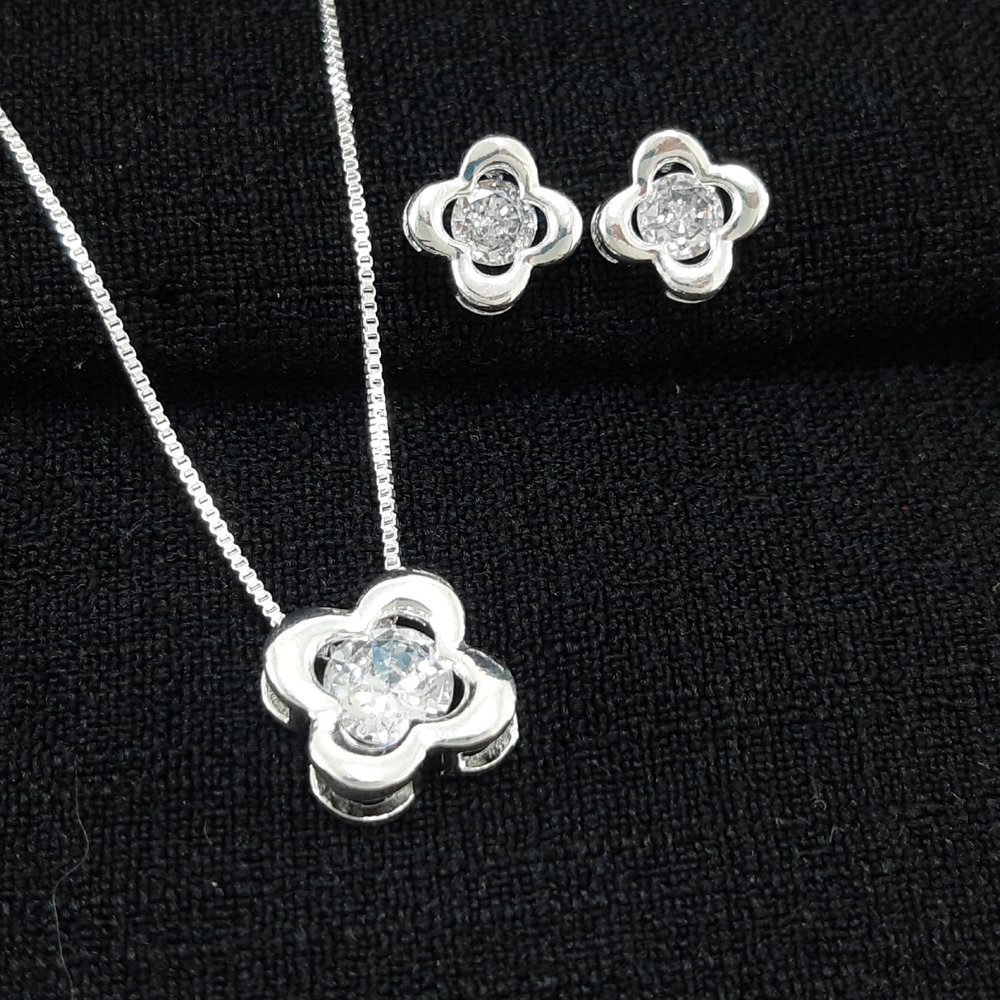 Conjunto trevo com pedra cristal detalhe vazado