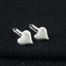 Brinco com coração detalhe em linhas