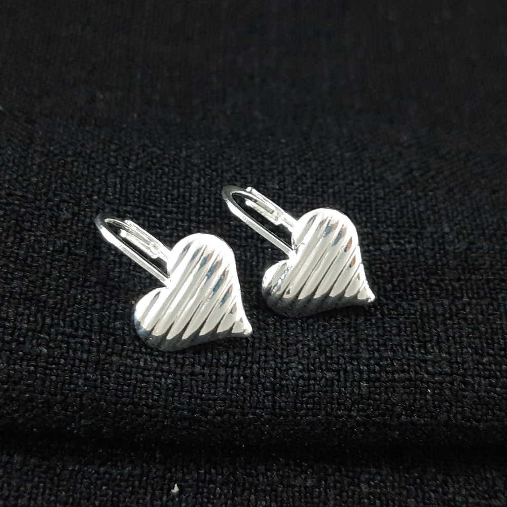 Brinco com coração detalhe em linhas