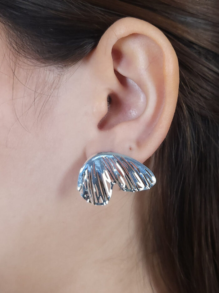 Brinco estilo asa detalhado