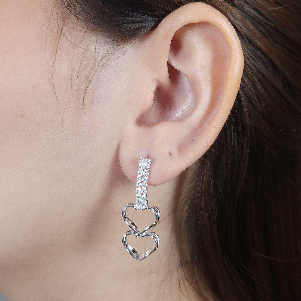 Brinco base cravejado com corações duplos vazados