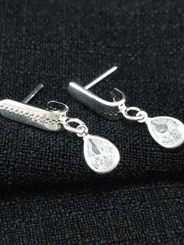 Brinco detalhado gota cristal