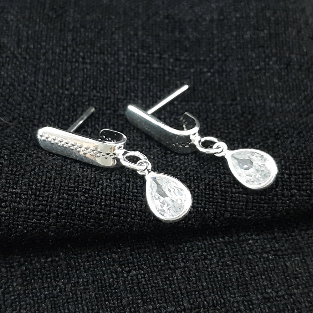 Brinco detalhado gota cristal