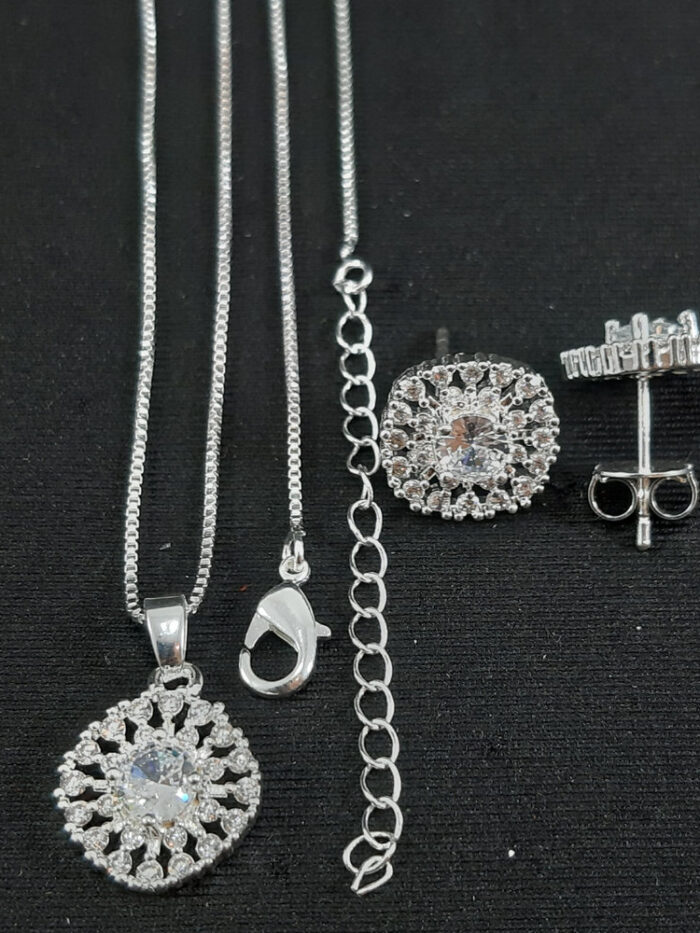 Conjunto cravejado com ponto de luz central