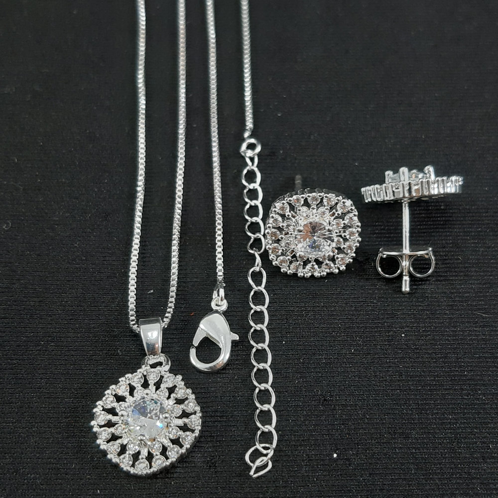 Conjunto cravejado com ponto de luz central