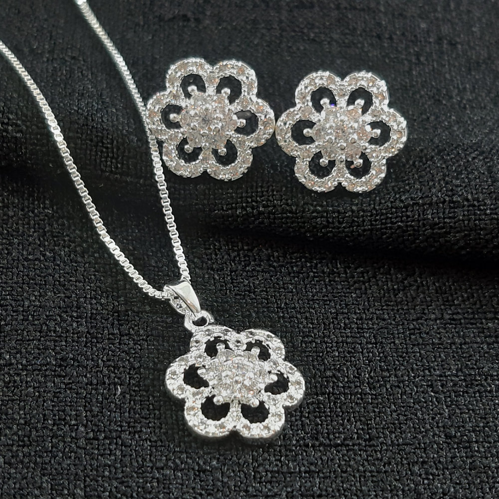 Conjunto flor cravejado