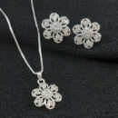 Conjunto flor seis pétalas vazado e cravejado