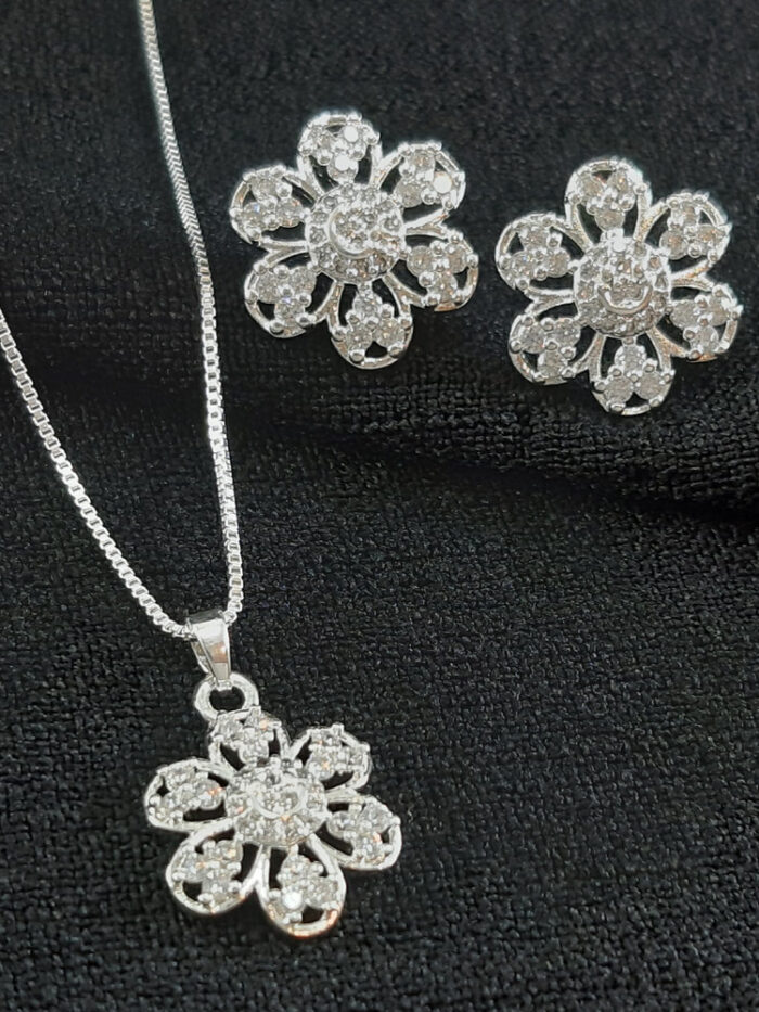 Conjunto flor seis pétalas vazado e cravejado