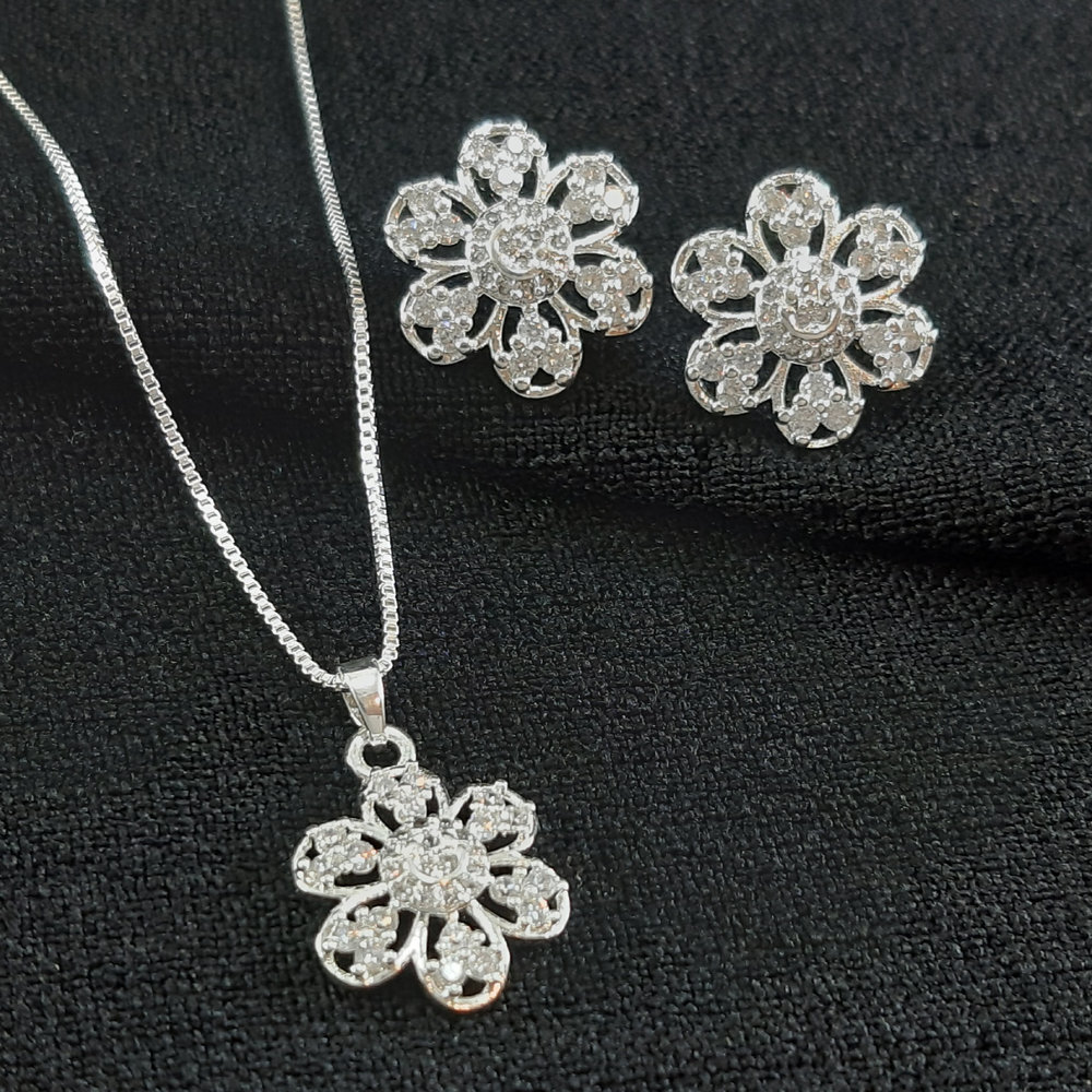 Conjunto flor seis pétalas vazado e cravejado