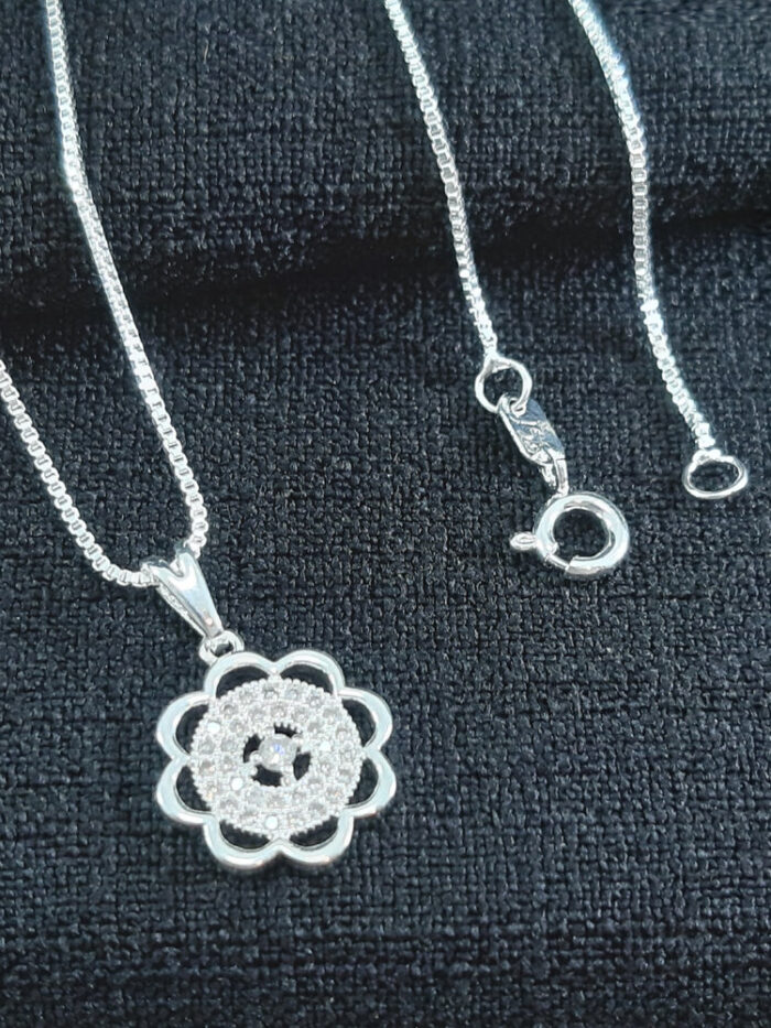 Gargantilha com pingente flor vazado e cravejado