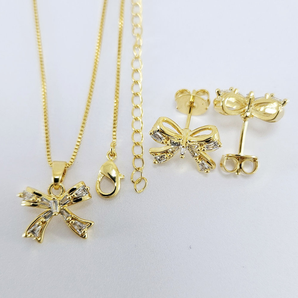 Conjunto formato laço com pedra cristal