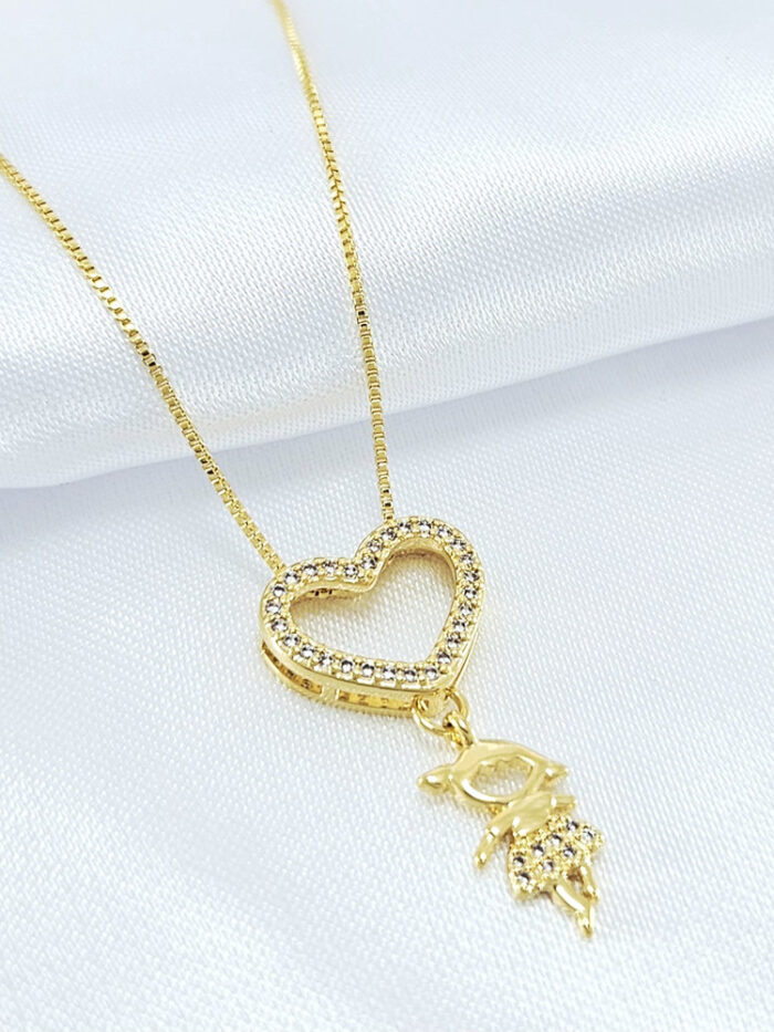 Gargantilha coração cravejado vazado com MENINA