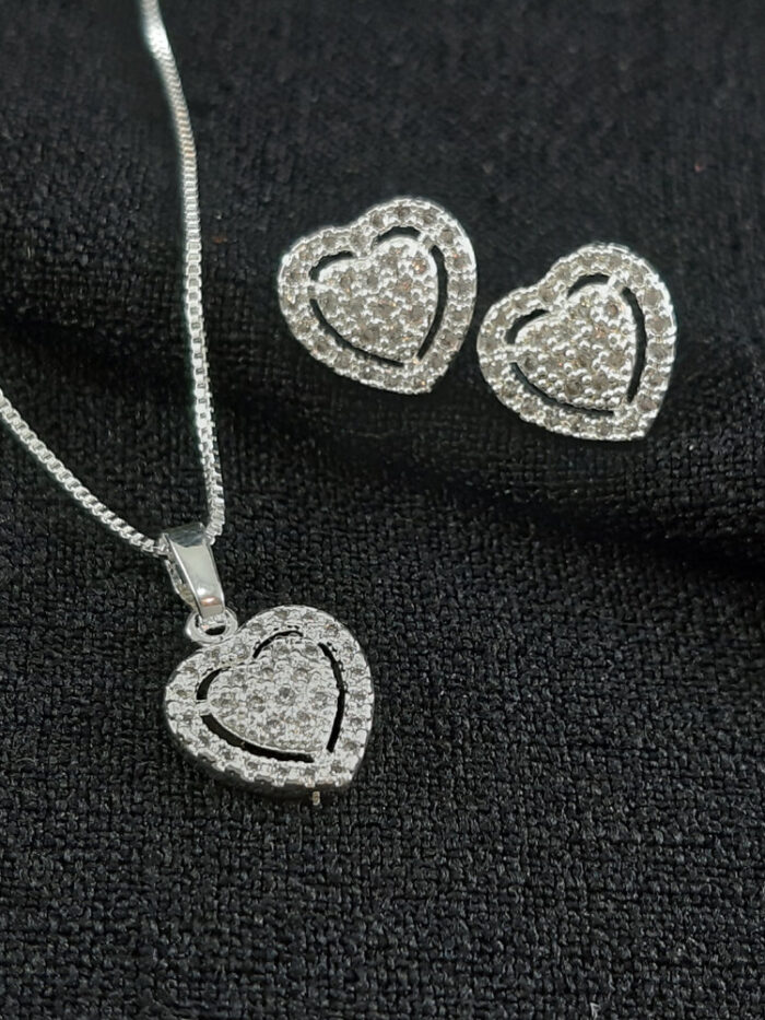Conjunto coração vazado cravejado