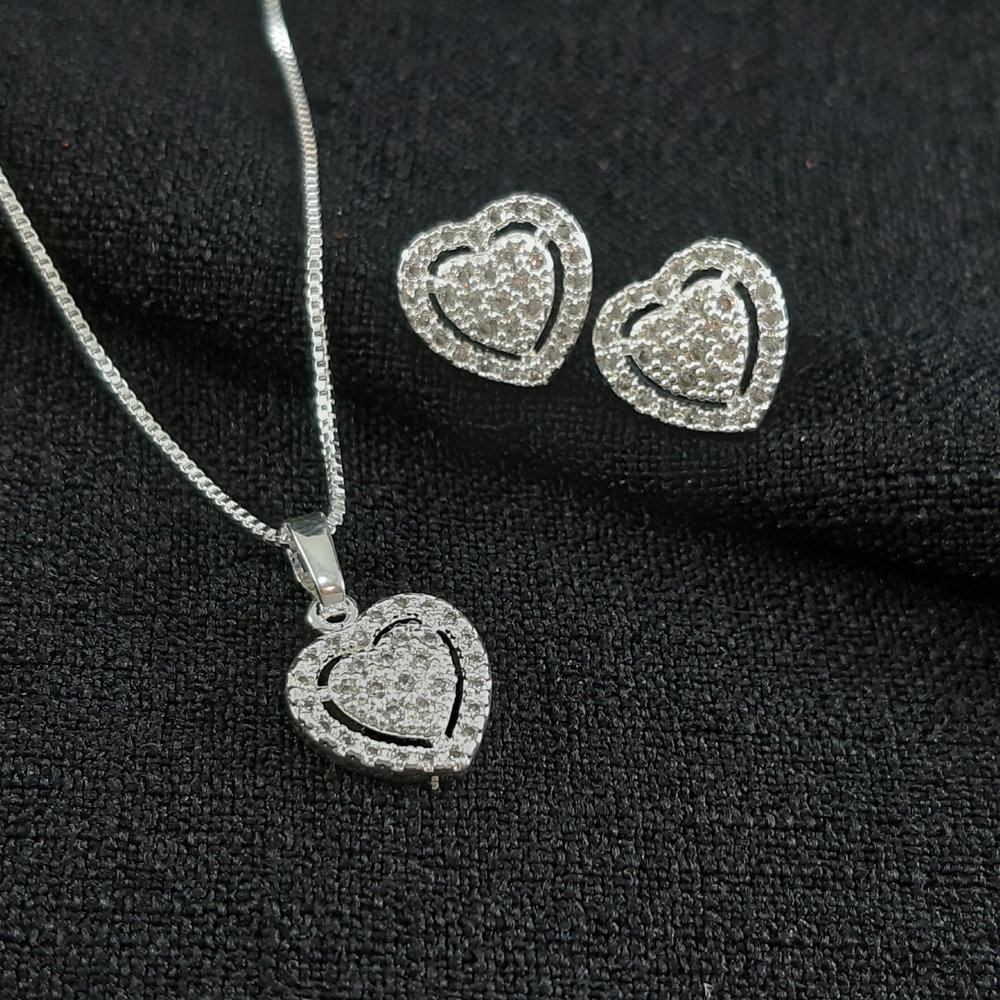 Conjunto coração vazado cravejado