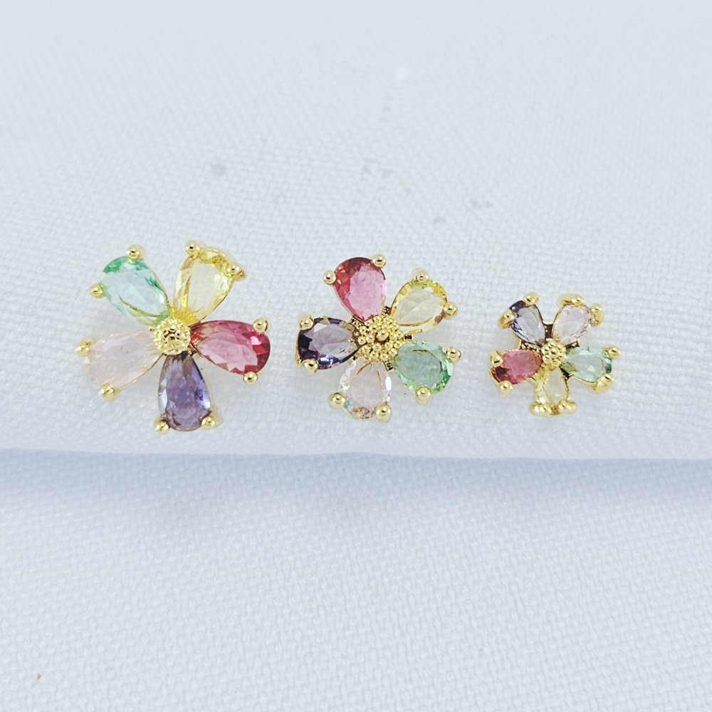 Trio de brincos flor detalhado