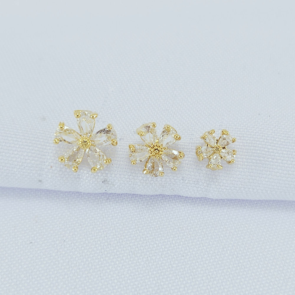 Trio de brincos flor detalhado - Imagem 2