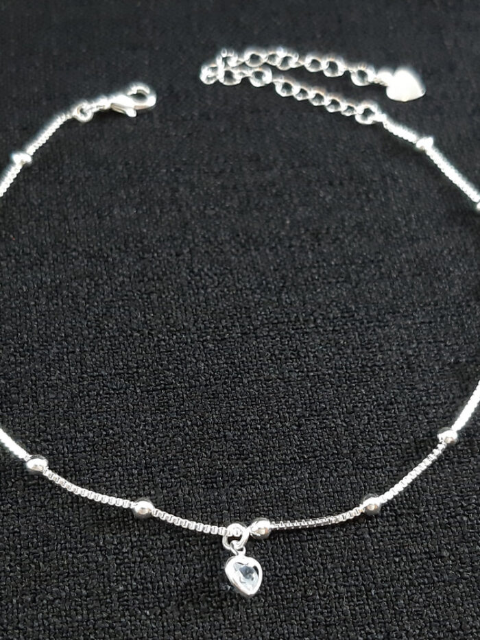 Tornozeleira detalhe bolinhas com pingente coração cristal