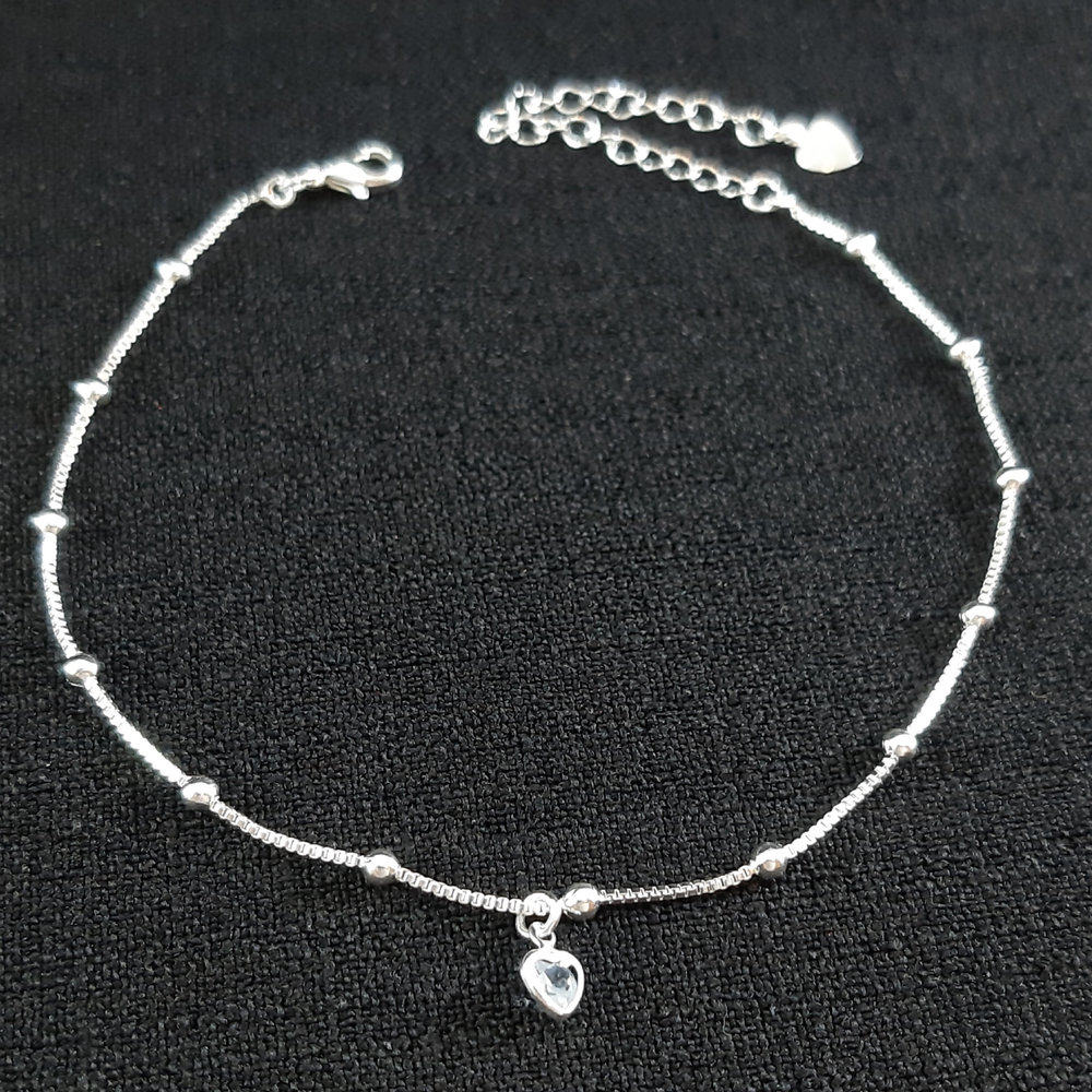 Tornozeleira detalhe bolinhas com pingente coração cristal