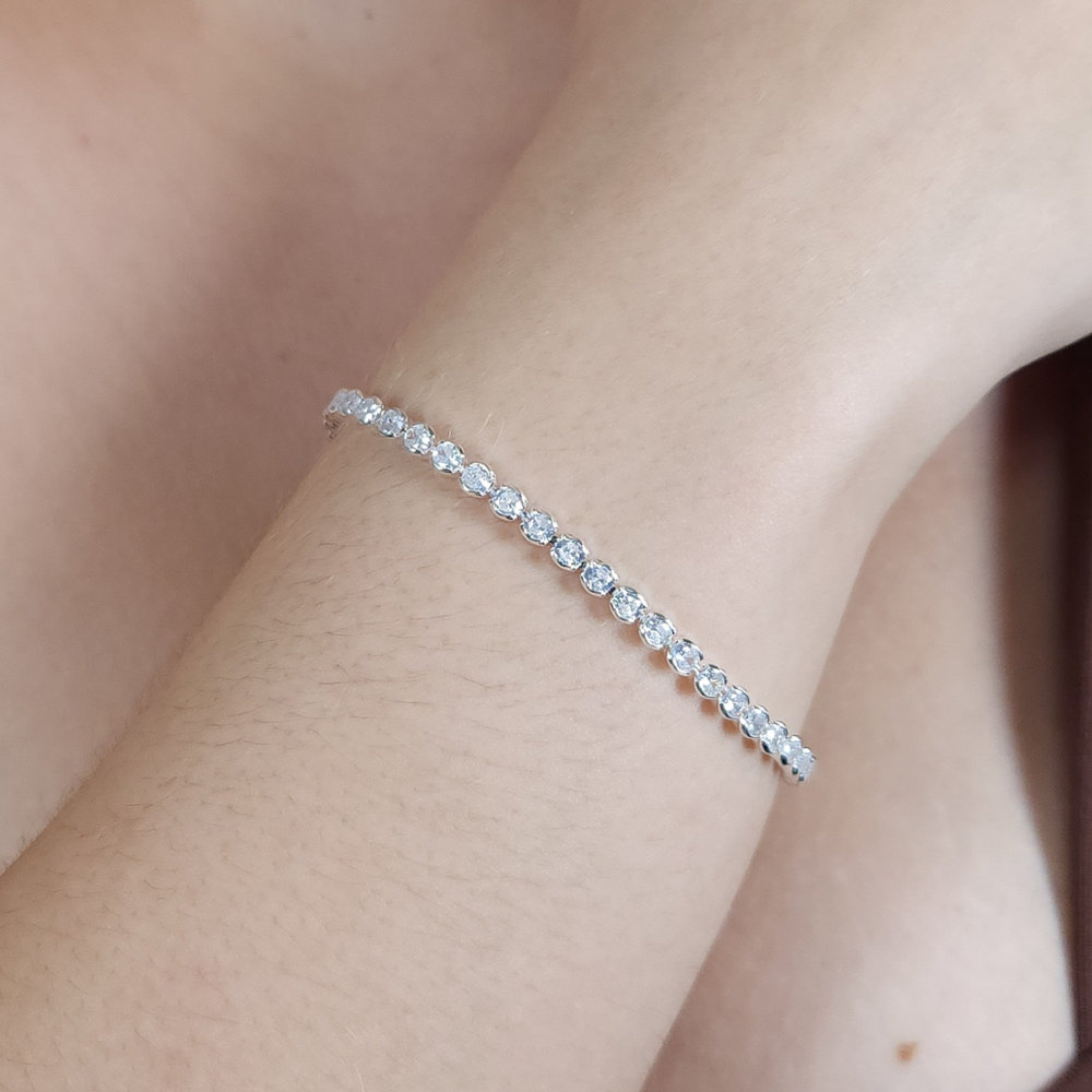 Pulseira fio zircônias em círculos pequenos