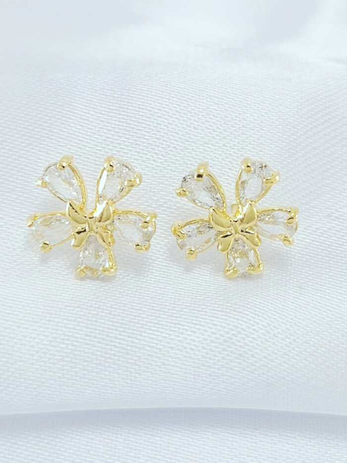 Brinco flor com miolo laço com zirconia