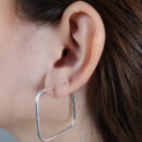 Brinco argola quadrada aberta