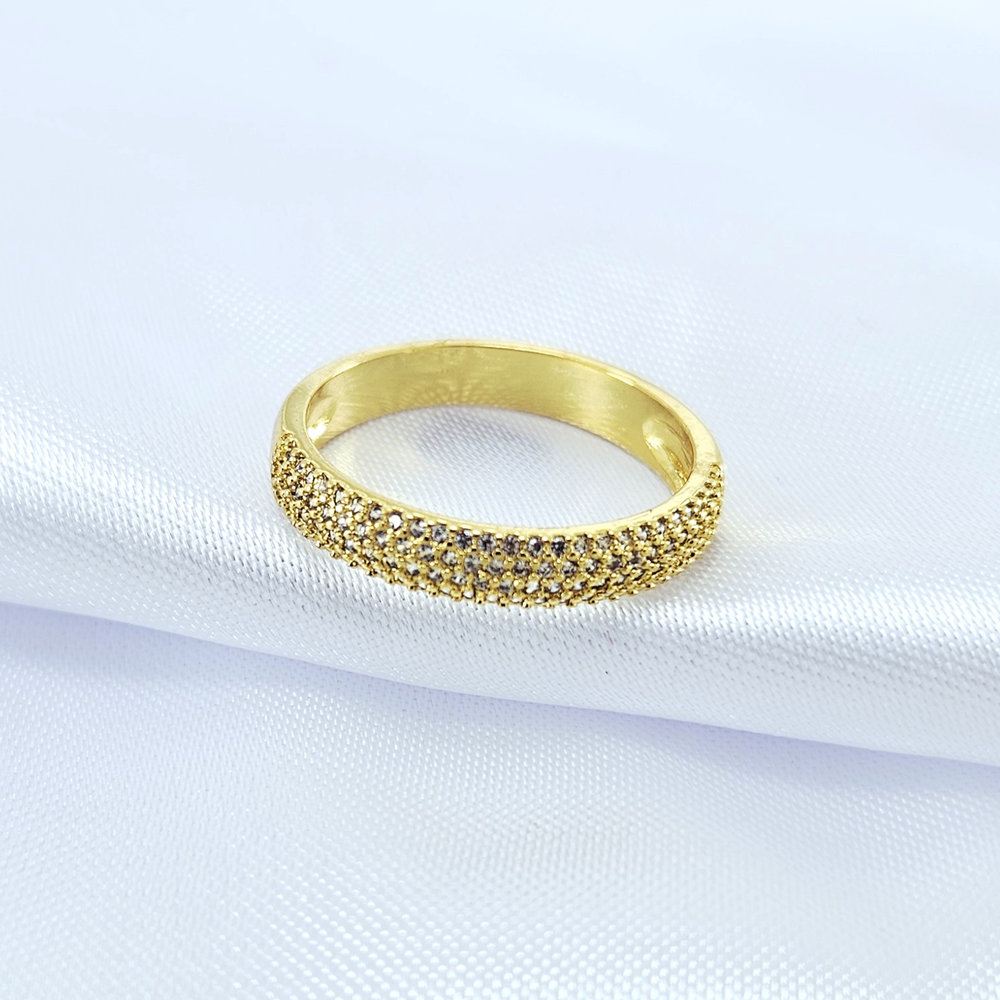 Anel cravejado com zircônias