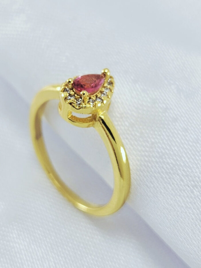 Anel cristal rosa cravejado ao redor