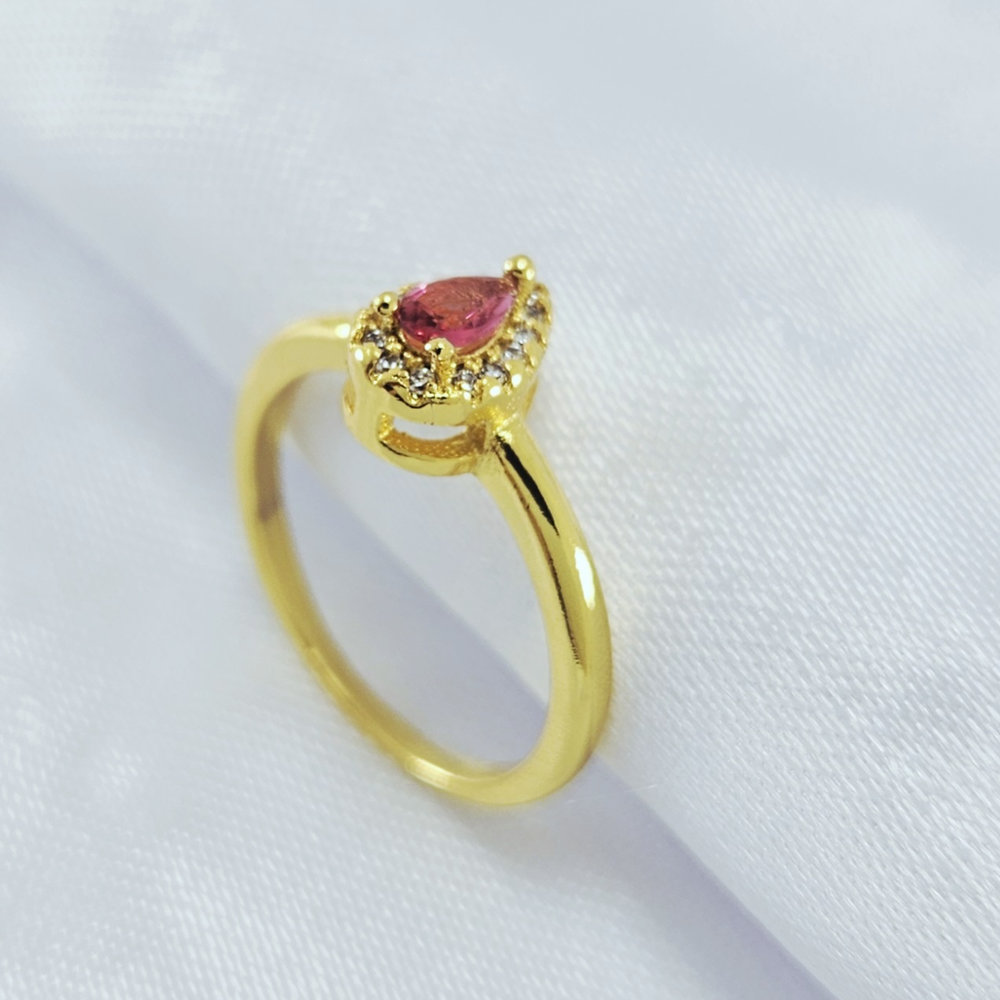 Anel cristal rosa cravejado ao redor