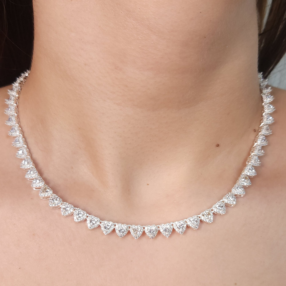 Gargantilha choker coração vazado com pedra cristal