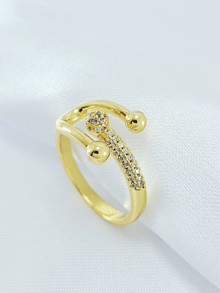 Anel liso e fio cravejado