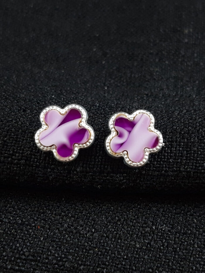 Brinco trevo roxo cintilante