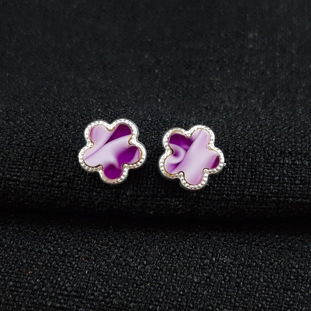 Brinco trevo roxo cintilante