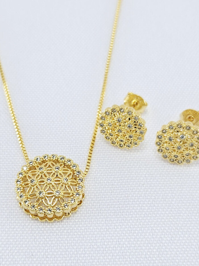 Conjunto redondo detalhado cravejado