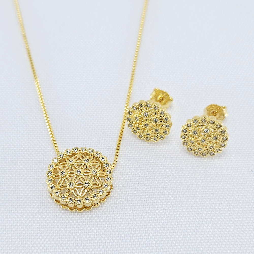 Conjunto redondo detalhado cravejado