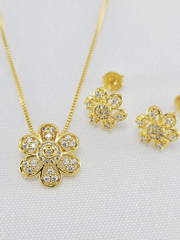 Conjunto flor vazado e cravejado