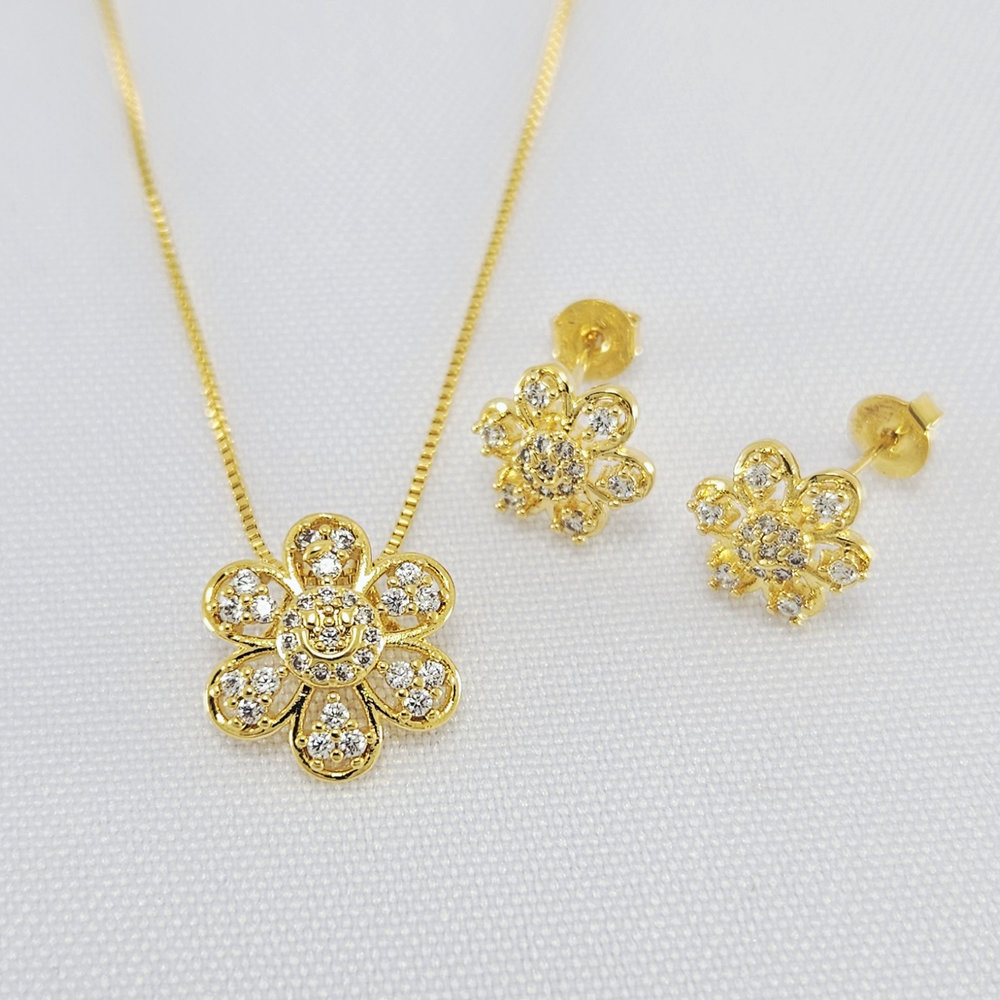 Conjunto flor vazado e cravejado