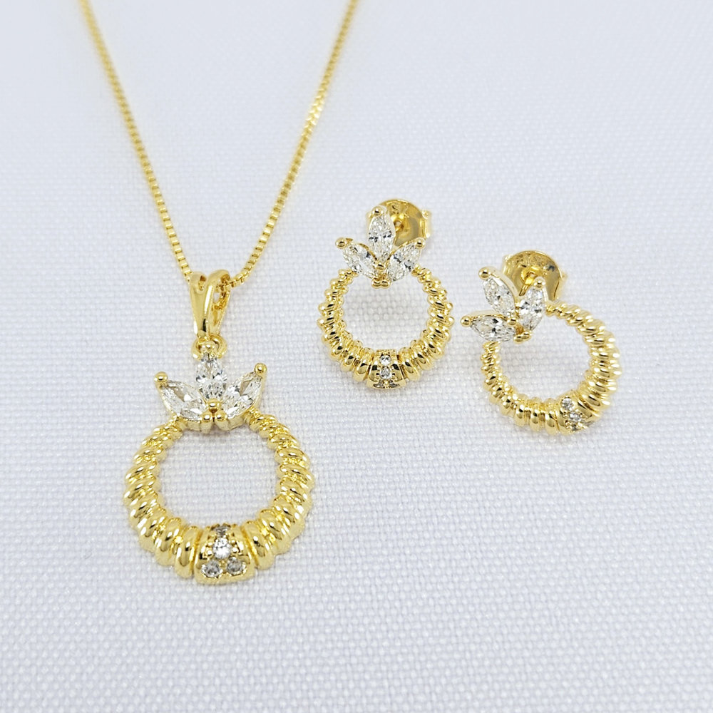 Conjunto circulo vazado detalhe pedra cristal