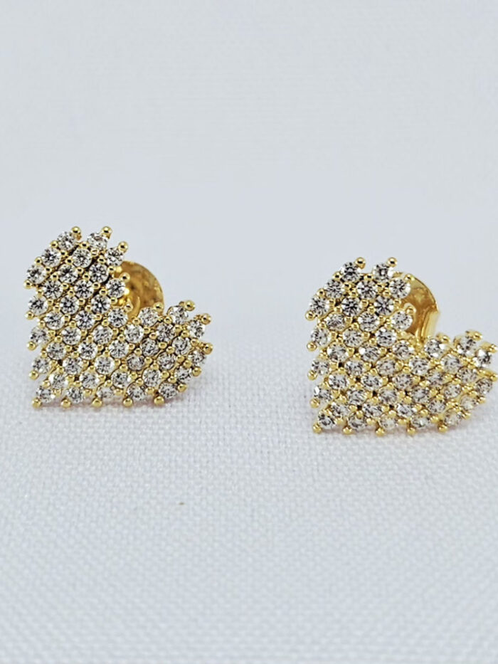 Brinco estilo coração cravejado em cristais