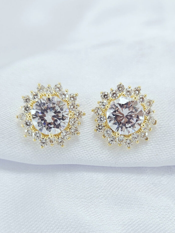 Brinco cravejado em zircônia com design flor