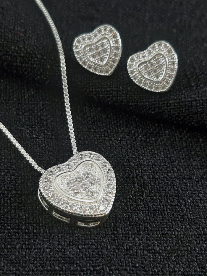 Conjunto estilo coração detalhado e cravejado