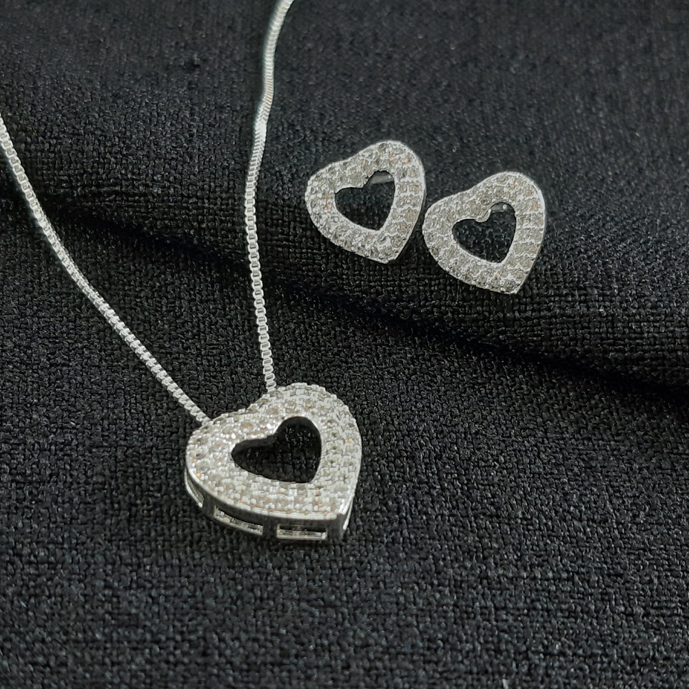 Conjunto estlio coração vazado cravejado