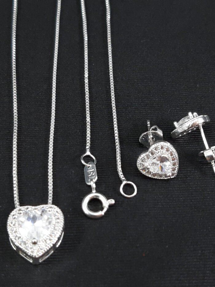 Conjunto coração borda cravejada com pedra cristal