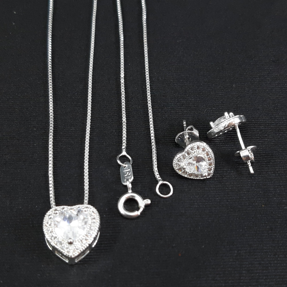 Conjunto coração borda cravejada com pedra cristal