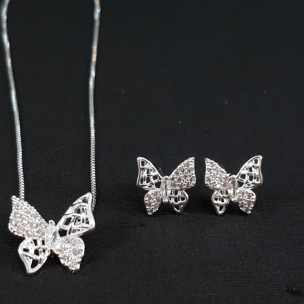 Conjunto Borboleta Cravejado com micro zircônia e detalhe vazado